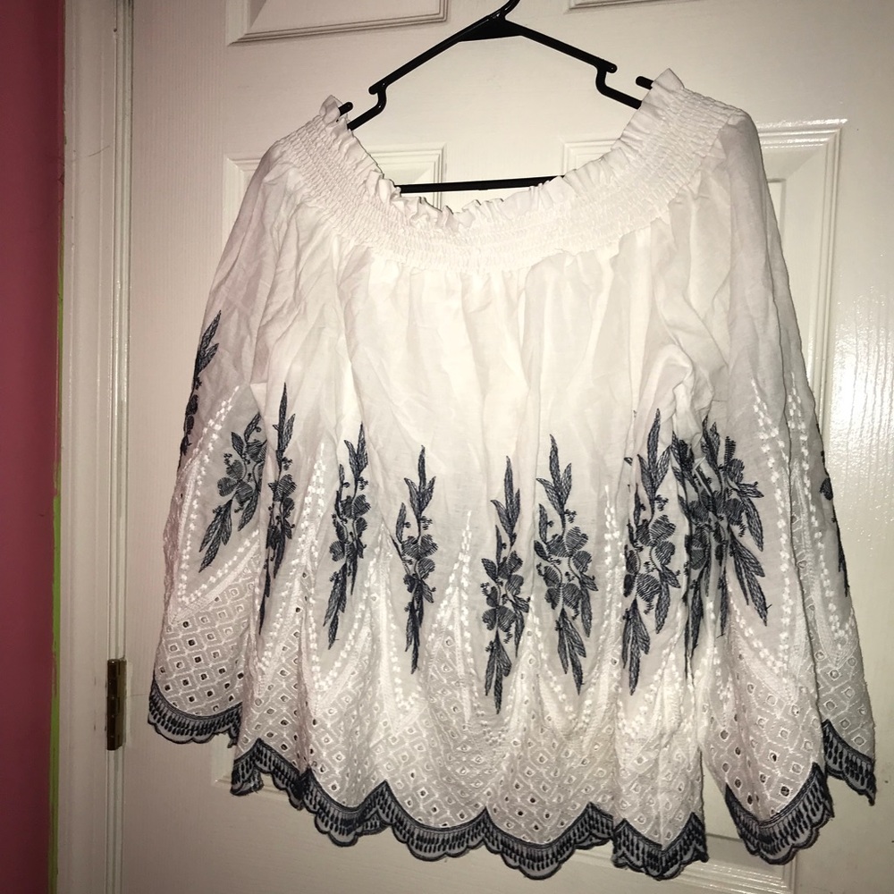 White and blue blouse - Picture 3 of 4